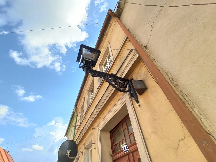 Rawicz. Na ulicach Grunwaldzkiej i 3 Maja wymieniają oprawy ulicznych lamp. Zobacz, jak będzie teraz wyglądało "inteligentne" oświetlenie