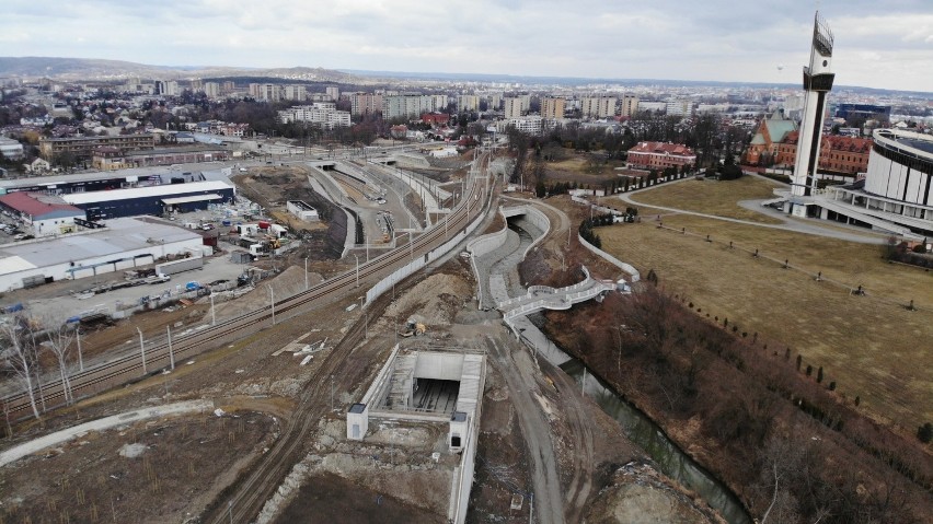Budowa Trasy Łagiewnickiej. Trwają prace w tunelach i wokół nich. Inwestycja ma zostać zakończona przed wakacjami [ZDJĘCIA]