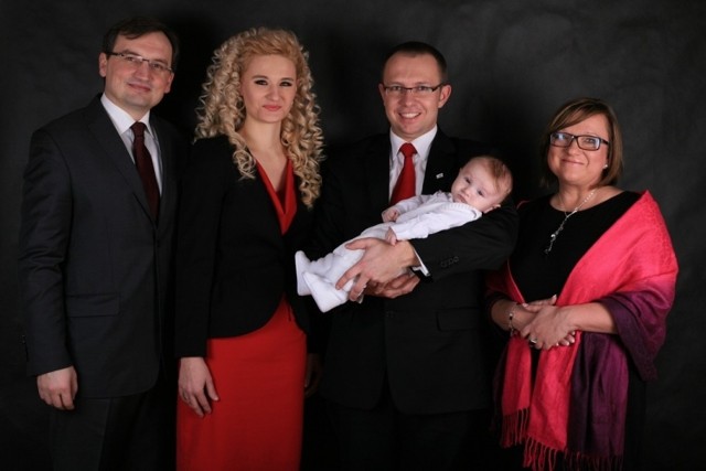 Piotr Szeliga podczas chrzcin swojego syna. Rodzicami chrzestnymi chłopca zostali Zbigniew Ziobro i Beata Kempa.