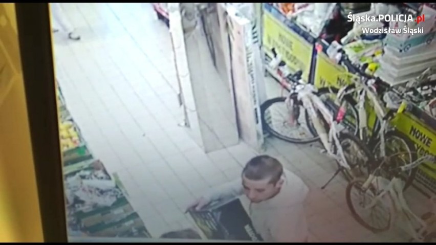 Ten mężczyzna zdaniem policji ukradł hulajnogi ze sklepu