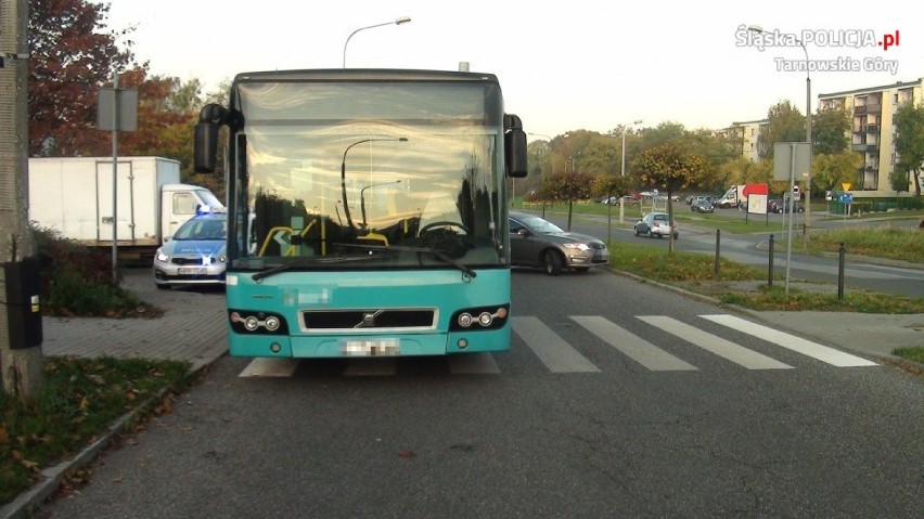 Wypadek w Tarnowskich Górach [ZDJĘCIA]. Autobus musiał wyhamować, ranna kobieta trafiła do szpitala