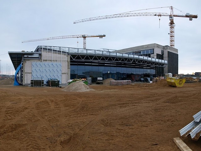 Na Ławicy rozbudowywana jest hala odlotów, powstaje też nowy terminal, który będzie stanowił nową halę przylotów. Na płycie lotniska powstaje też równoległa droga kołowania. Lotnisko będzie miało nowe miejsca postojowe dla samolotów.

Nowy terminal będzie gotowy do Euro 2012. Prace modernizacyjne zakończą się w kolejnym roku.

Dzięki prowadzonym na Ławicy pracom ma się zwiększyć przepustowość lotniska.

Zobacz także: Prace przy rozbudowie Ławicy już zaawansowane [ZDJĘCIA, WIDEO]