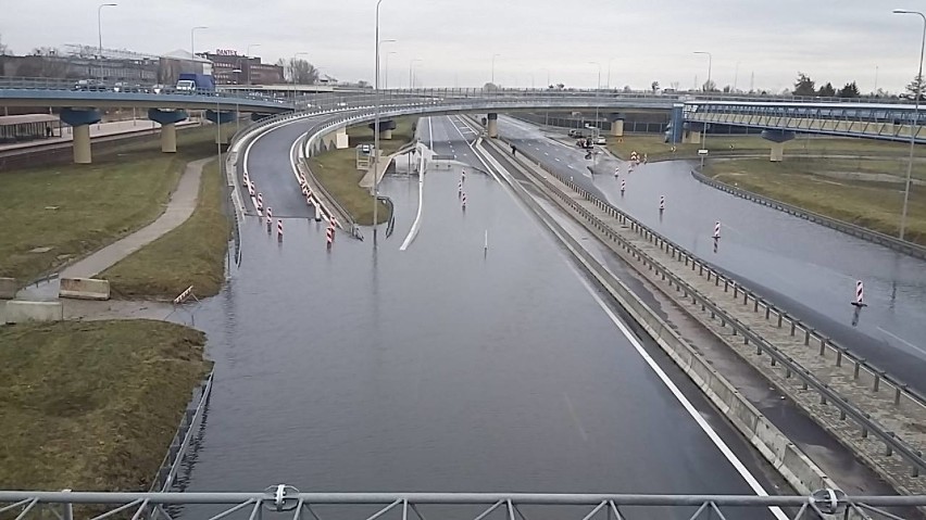 Marynarska. Utrudnienia w związku z zalaniami. Tworzą się...