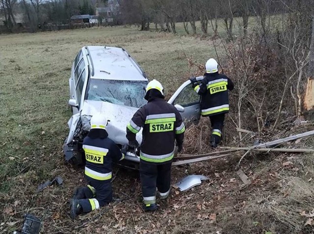 Do wypadku doszło w czwartek, 6 grudnia, na trasie między Dąbiem i Brzeźnica. Osobówka uderzyła w drzewo. Jedna osoba została ranna.

Kierujący osobówką po godz. 14.00 z niewyjaśnionych jeszcze przyczyn zjechał z drogi i uderzył w drzewo. Na miejsce przyjechały wozy zawodowej straży pożarnej z Krosna Odrzańskiego oraz OSP Dąbie. Dotarła krośnieńska policja i karetka pogotowia ratunkowego.

Jedna ranna osoba została zabrana do szpitala.

Autor: Piotr Jędzura

Zobacz również: Wypadek na S3 pod Gorzowem. Tir uderzył w busa i ekrany akustyczne. Dwie osoby ranne


POLECAMY RÓWNIEŻ PAŃSTWA UWADZE:
Skoda roztrzaskała się o wiadukt. Zginął 29-latek

