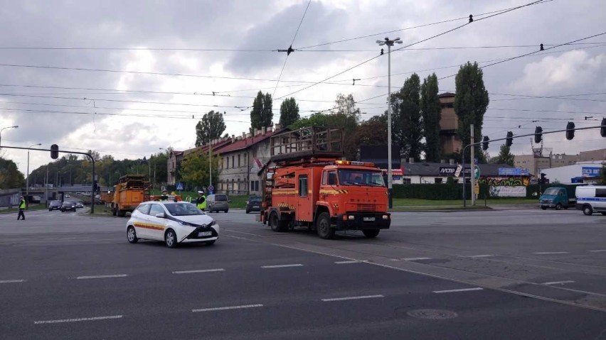 Na Włókniarzy w Łodzi ciężarówka zerwała sieć trakcyjną [ZDJĘCIA]