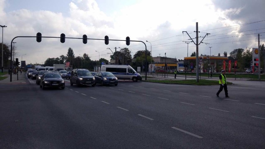 Na Włókniarzy w Łodzi ciężarówka zerwała sieć trakcyjną [ZDJĘCIA]