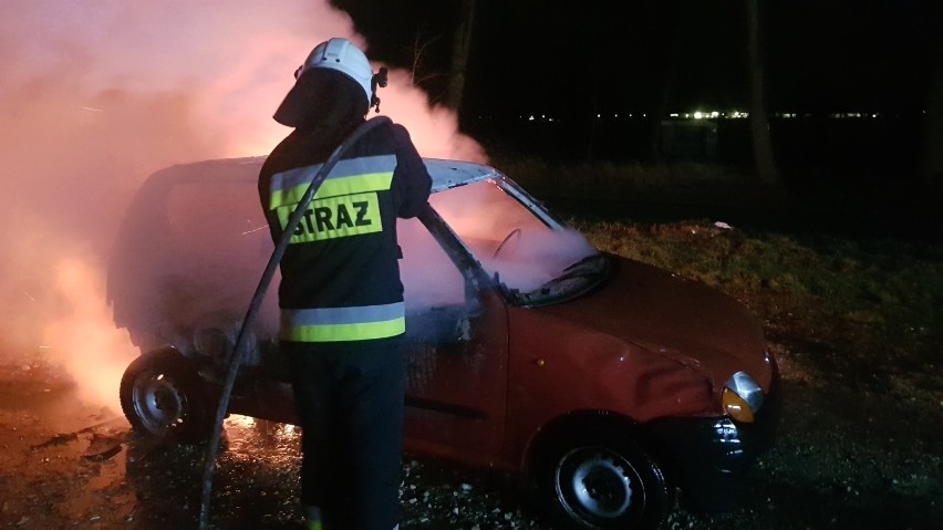 Pożar samochodu osobowego na parkingu przy ul. Warszawskiej...