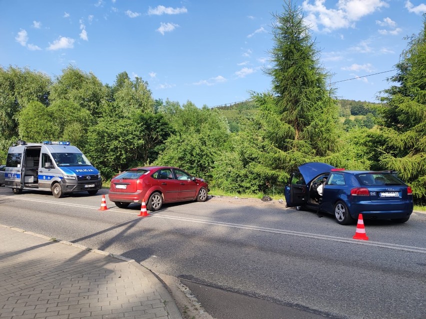 Czołowe zderzenie w Jedlinie-Zdroju. Trzy osoby trafiły do szpitala [ZDJĘCIA]