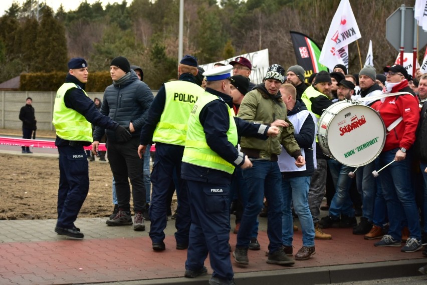 Rzucanie petardami, szarpanina i przepychanki. Agresja...