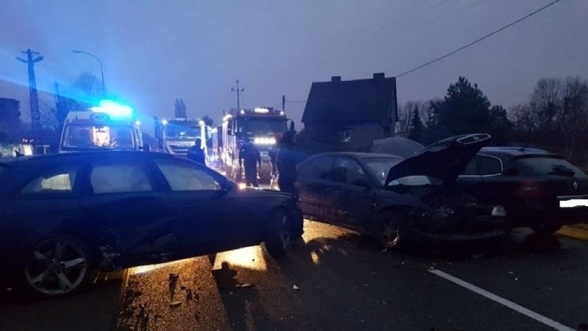 Kraksa w Strykowie na ul. Ozorkowskiej. Jedna osoba ranna w zderzeniu trzech samochodów.