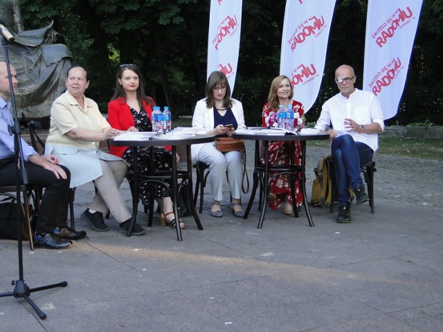 Jacek Hugo Bader, znany dziennikarz i reportażysta ( z prawej) był gościem na spotkaniu podsumowującym powstanie cyklu reportaży „Radom miastem wolności”.