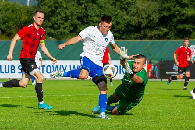 Tempo Nienaszów (białe koszulki) pokonało Wiki Sanok na jego stadionie 3-1. Na zdjęciu (od lewej) Adam Osiniak, Wojciech Kiełtyka i Dawid Czarnecki