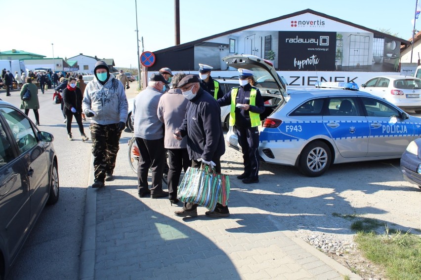 Policjanci z Wielunia i Pajęczna wyszli do mieszkańców z maseczkami[ FOTO]
