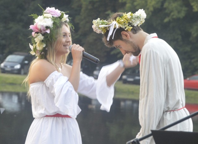 W pięknej scenerii stawów na koneckich Browarach w sobotę, 26 czerwca odbyła przygotowana przez konecki Dom Kultury Noc Świętojańska. Była muzyka, taniec, pochodnie, wyplatanie i puszczanie wianków. Wszyscy bawili się wspaniale. Widać to na zdjęciach.