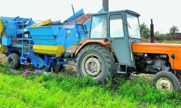 W kaliskim szpitalu walczy o życie 79-letnia kobieta, która została wciągnięta przez kombajn ziemniaczany