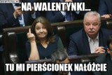 Środkowy palec posłanki Lichockiej z PiS - memy, śmieszne obrazki