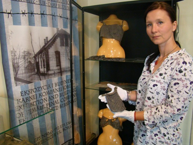 Agnieszka Molenda, prezes Fundacji Pobliskie Miejsca Pamięci Auschwitz-Birkenau pokazuje zbiory w historycznym budynku w Brzeszczach Borze