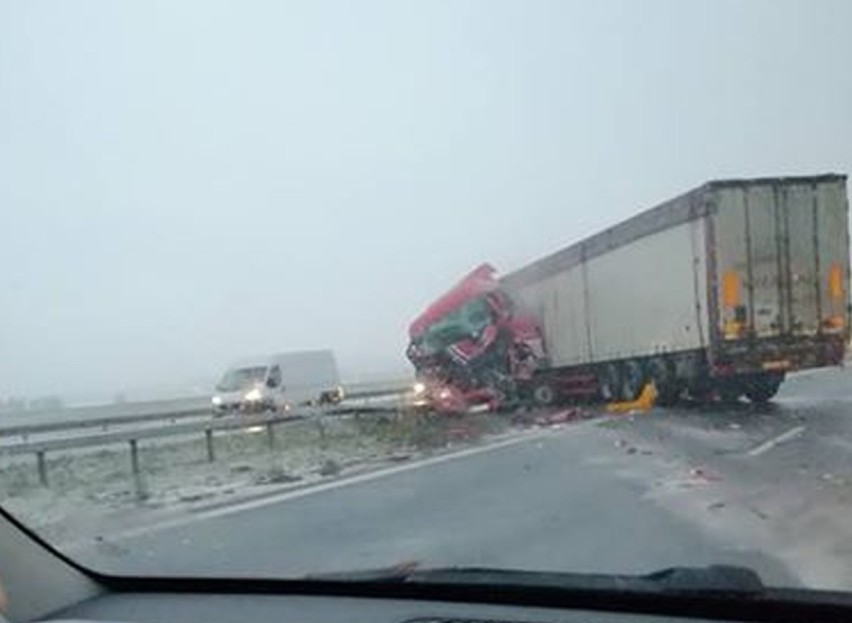 Groźny wypadek na drodze z Wrocławia do Poznania. Zderzyły się dwie ciężarówki