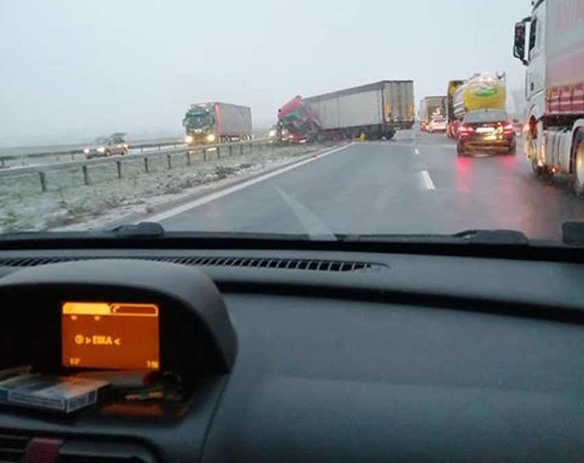 Groźny wypadek na drodze z Wrocławia do Poznania. Zderzyły się dwie ciężarówki