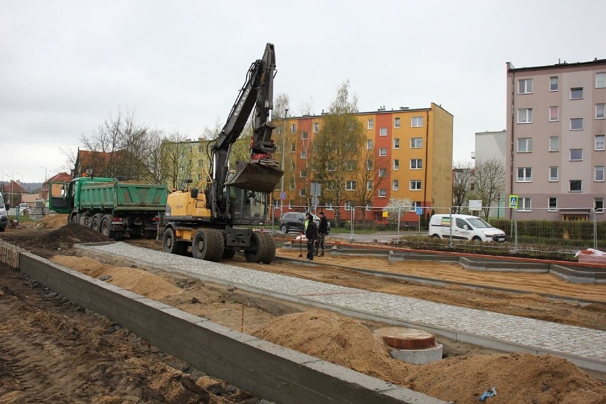 Miejscy urzędnicy wizytowali teren budowy dziedzińca i parkingu przed SP nr 1 w Lęborku