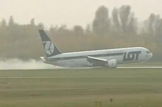 Samolot polskich linii lotniczych LOT Boeing 767 wylądował ...