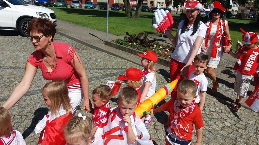 Dzieci z Przedszkola nr 1 w Wieruszowie dopingują piłkarzom przed meczem Polska-Niemcy[Zdjęcia]