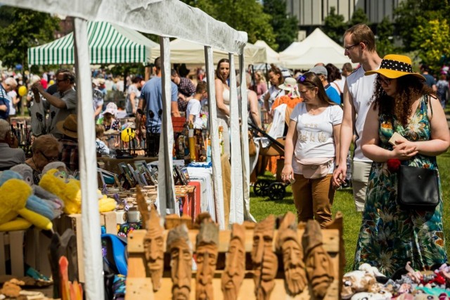 Wreszcie! Po dwóch latach przerwy znów było gwarno, kolorowo i smacznie na Jarmarku Świętojańskim w Bydgoszczy. Na Wyspie Młyńskiej ponad setka wystawców, wśród których nie brakowało artystów z Kujaw, Kaszub, Pałuk i innych regionów, oferowała unikatowe hafty, koronki, kosze wiklinowe, rzeźby, ceramikę i wiele innych. Była też gęsina, pitne miody czy litewskie przysmaki. Całość okrasił śpiew, taniec i muzyka na żywo. 

Zobacz więcej zdjęć z jarmarku ►►►