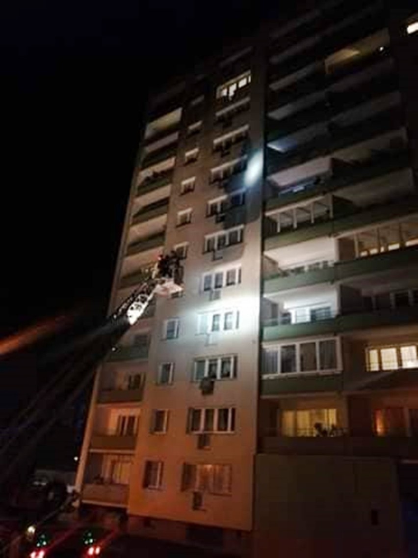 Os. Zachód. Strażacy wchodzili przez balkon do mieszkania na VII piętrze