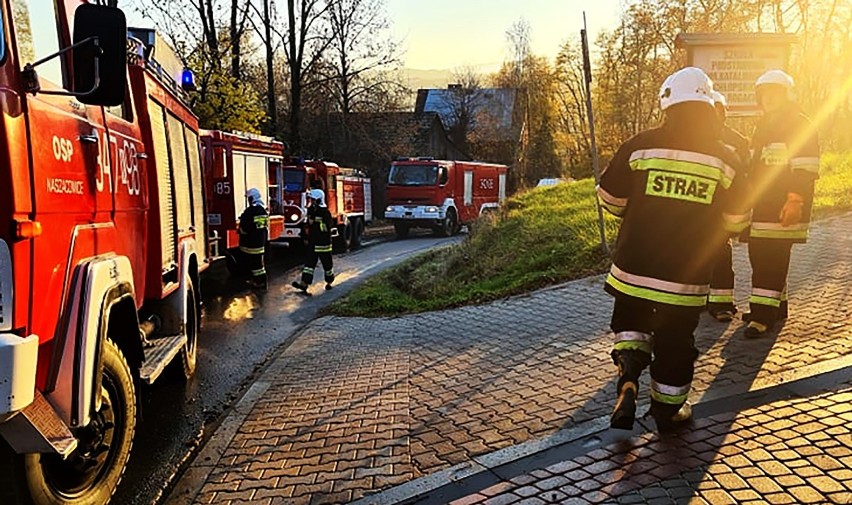 Kilkanaście zastępów strażackich gasiło pożar w podsądeckiej wiosce Rogi