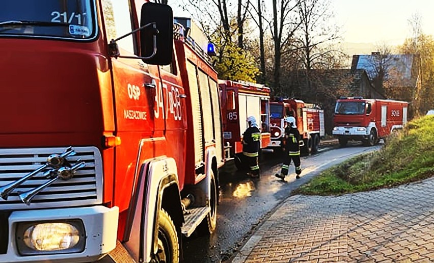 Kilkanaście zastępów strażackich gasiło pożar w podsądeckiej wiosce Rogi