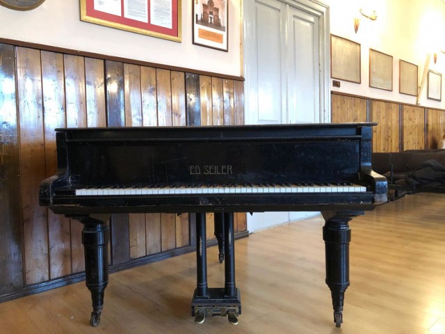 Fortepian ufundowała Rada Rodziców w 1946 roku.