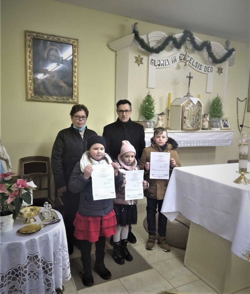 Gmina Zbąszyń: Wręczenie stypendiów dla najzdolniejszych uczniów wioski, uczących sie w SP Perzyny [Zdjęcia]