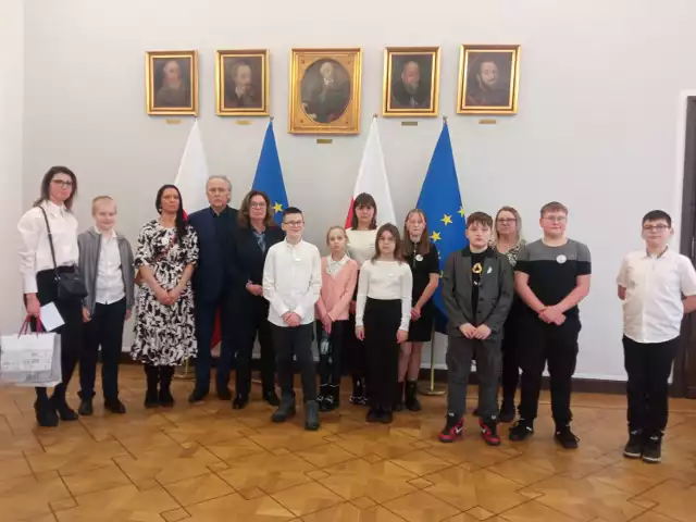 Uczniowie zwiedzili parlament i spotkali się z marszałek senatu.