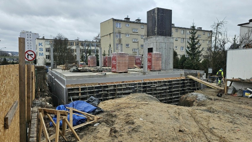Na ulicy Kujawskiej w pobliżu basenu "Orka" powstaje "Willa...