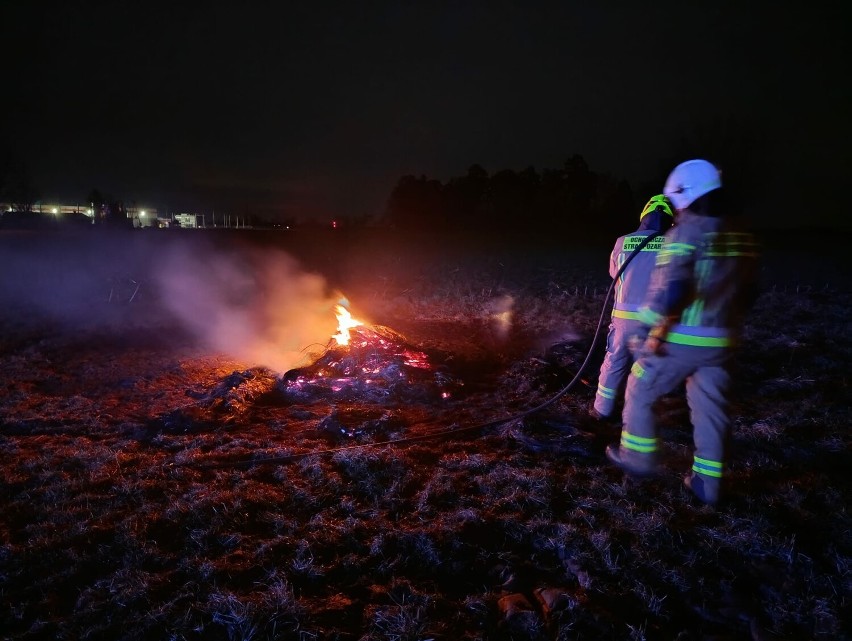 Strażacy gasili płonące opony