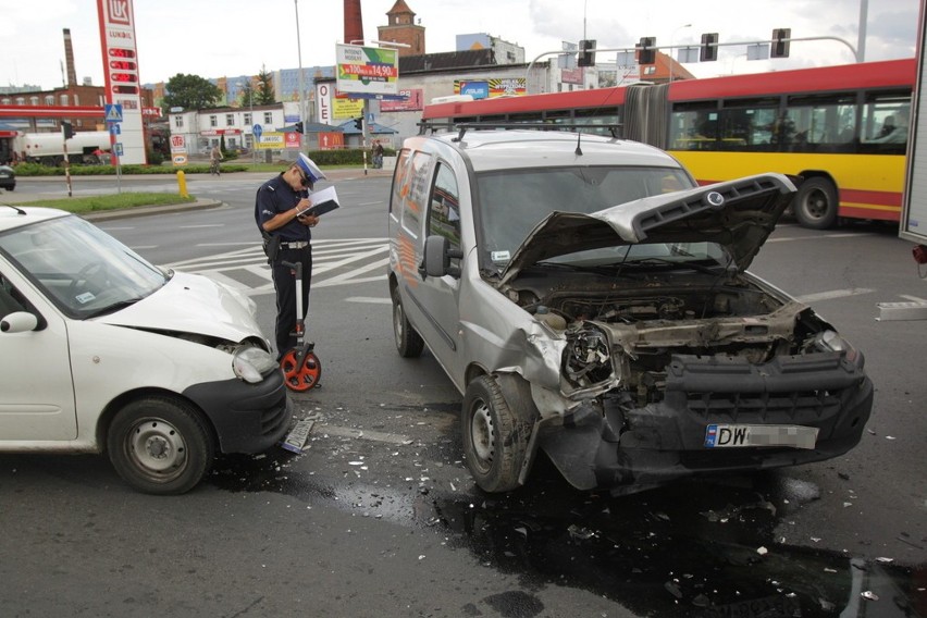 Wrocław: Wypadek na skrzyżowaniu Armii Krajowej i Borowskiej (ZDJĘCIA)