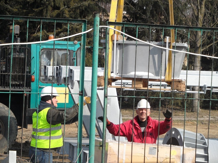 Budowa Elki w Chorzowie idzie pełną parą. Robotnicy pracują...