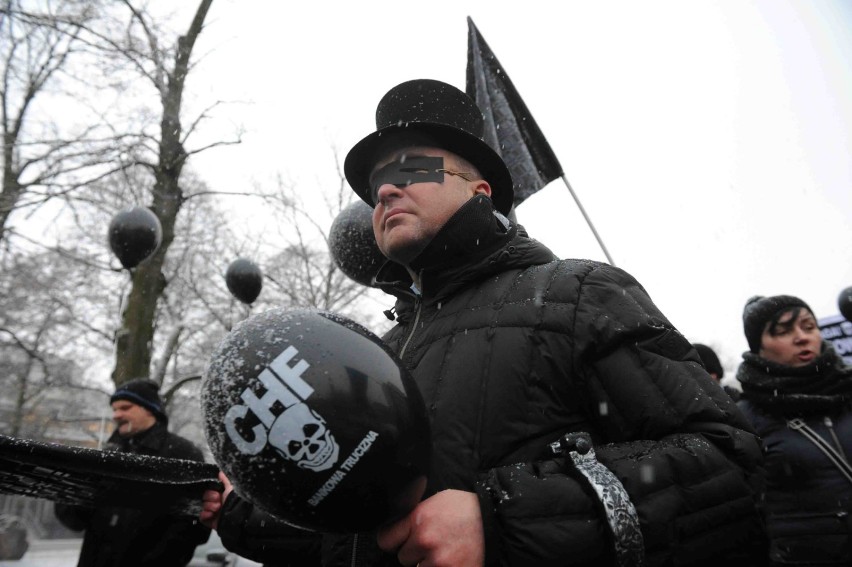 Protest frankowiczów, Warszawa. Czarna procesja oszukanych...