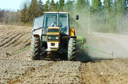 Rolnicy przystąpili do zasiewów zbóż ozimych. Nakłady na założenie plantacji są wysokie. Fot. APR-SAS