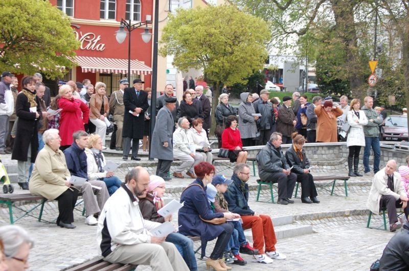 Kwidzyn: Przemarsz ulicami miasta i wspólne śpiewanie pieśni patriotycznych z okazji Święta 3 Maja