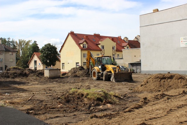 Teren jest przygotowywany pod utworzenie trawnika i łącznika pomiędzy ulicami.