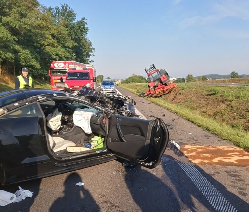 Cztery osoby w tym dziecko poszkodowane w wypadku na DK92. Sportowy Peugeot zderzył się z ciągnikiem rolniczym [ZDJĘCIA]