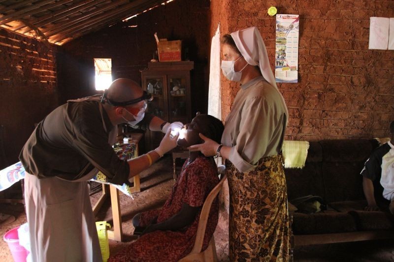 Polski dentysta w Afryce nie boi się Sanepidu. Konrad Rylski leczy zęby w Kamerunie [ZDJĘCIA]