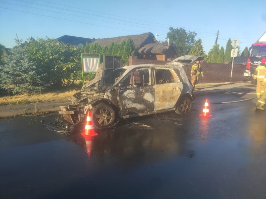 Pożar samochodu osobowego pod Oleśnicą. Na miejscu interweniują strażacy (ZDJĘCIA)