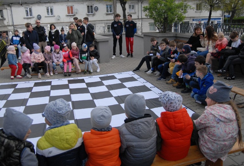 Łódzkie grało w szachy w Piotrkowie Tryb. Wielki turniej szachowy z udziałem piotrkowskich uczniów - ZDJĘCIA
