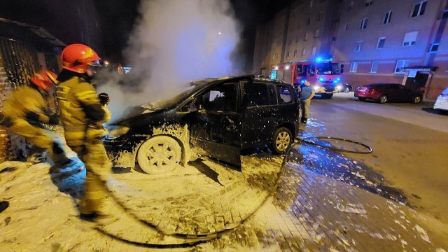 Pożar auta przy ul. Męczenników w Żarach