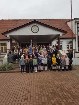 Patrona szkoły w Ostaszewie wybrali przed laty uczniowie. Odwiedził ich wówczas admirał