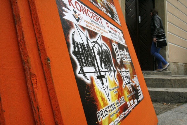 Plakaty promujące koncert zniknęły z ulic Legnicy