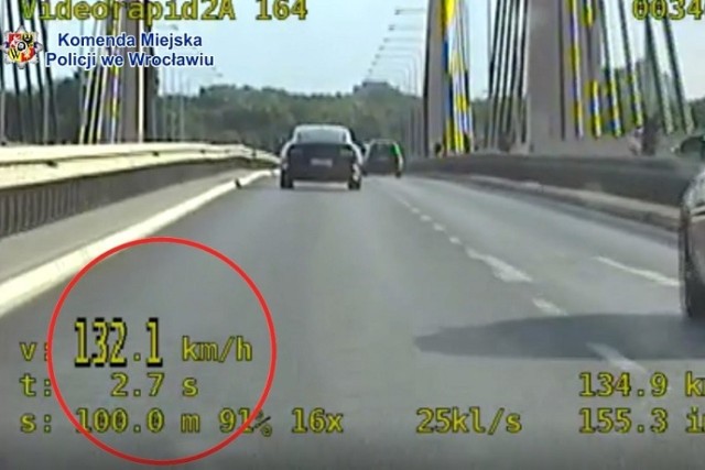 Gnała mustangiem przez miasto ponad 130 km/h, bo... uległa pokusie