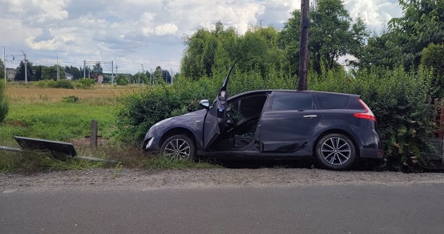 Na ul. Grunwaldzkiej w Babicach (gm. Oświęcim) kierowca renault stracił panowanie nad pojazdem i wylądował w rowie